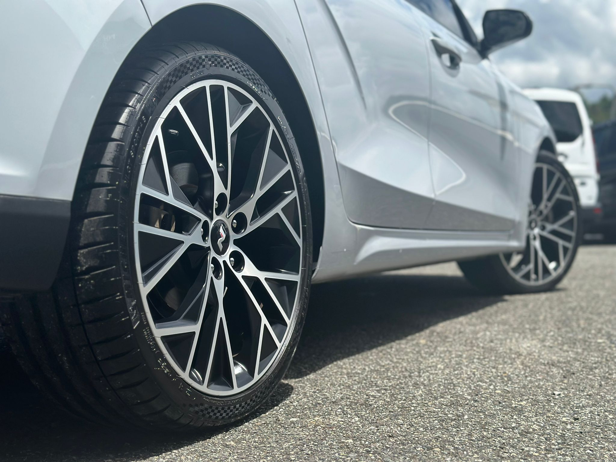https://assets.dealerappcenter.com/dealergroups/186/vehicles/286905/bzEXy5.jpg