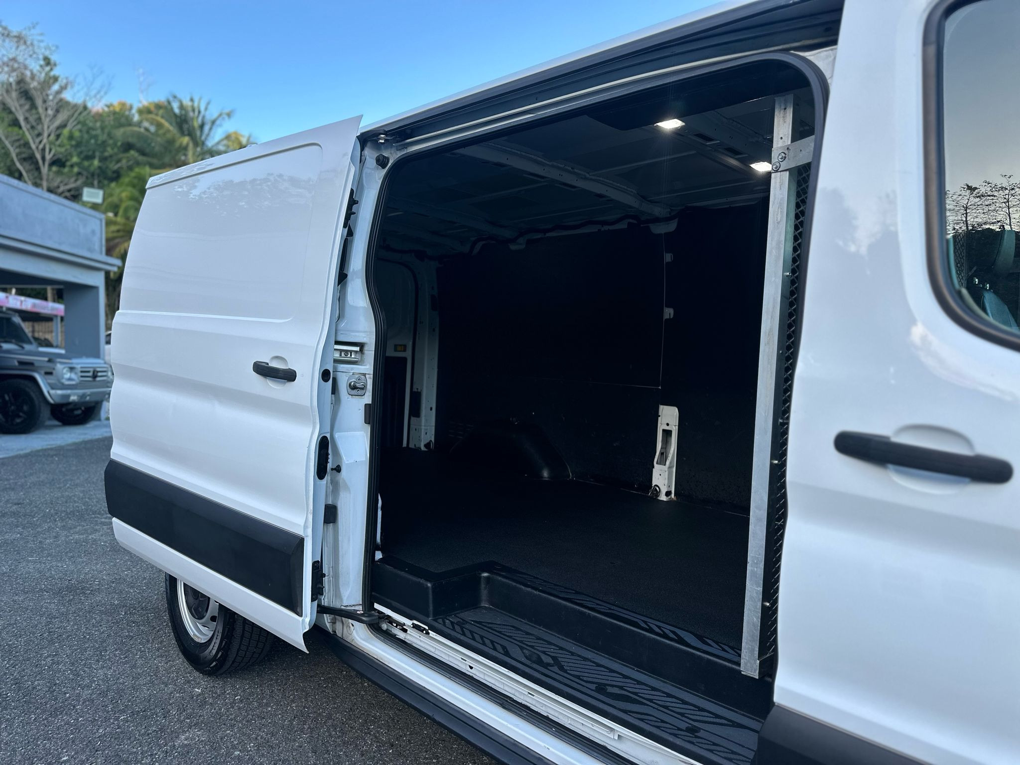https://assets.dealerappcenter.com/dealergroups/186/vehicles/287009/mLtgpl.jpg