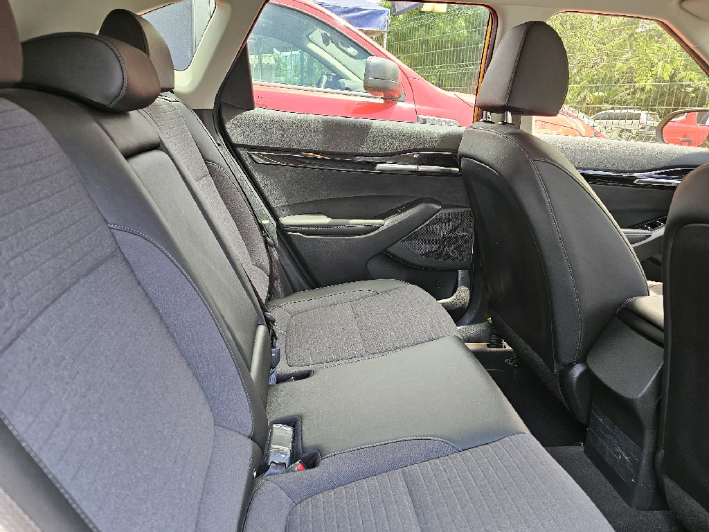 https://assets.dealerappcenter.com/dealergroups/22/vehicles/308599/Z1swam.png