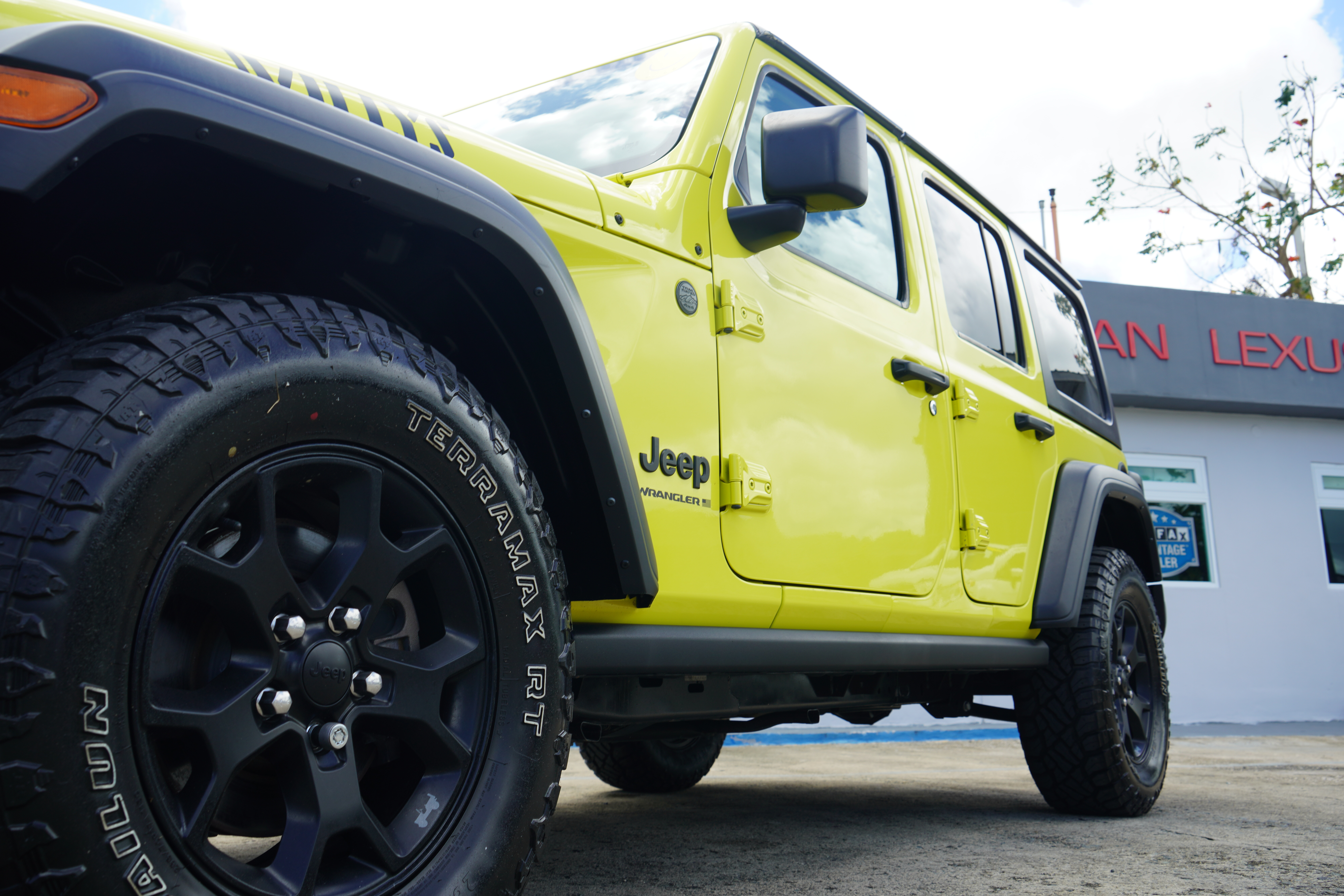 https://assets.dealerappcenter.com/dealergroups/297/vehicles/288103/Ilua2W.JPG