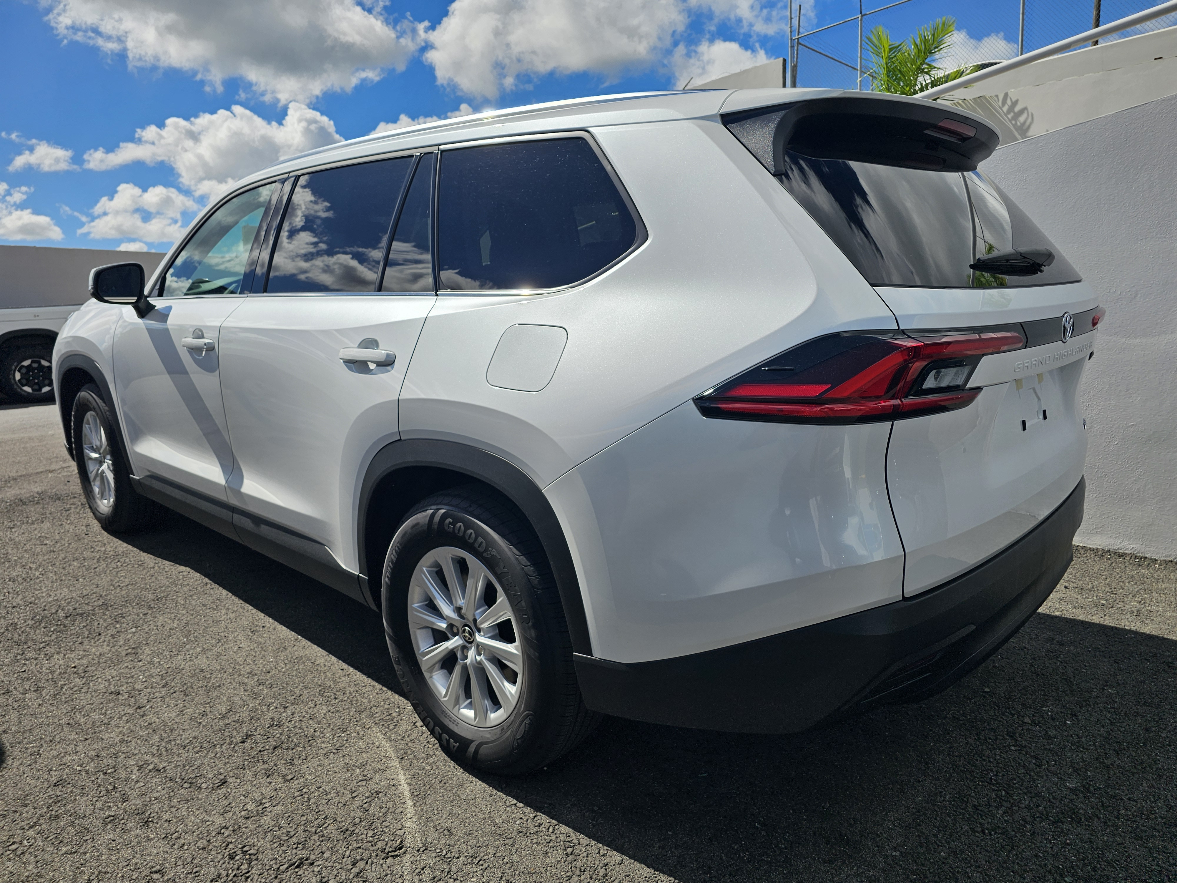 https://assets.dealerappcenter.com/dealergroups/334/vehicles/314426/wt8vT9.jpg