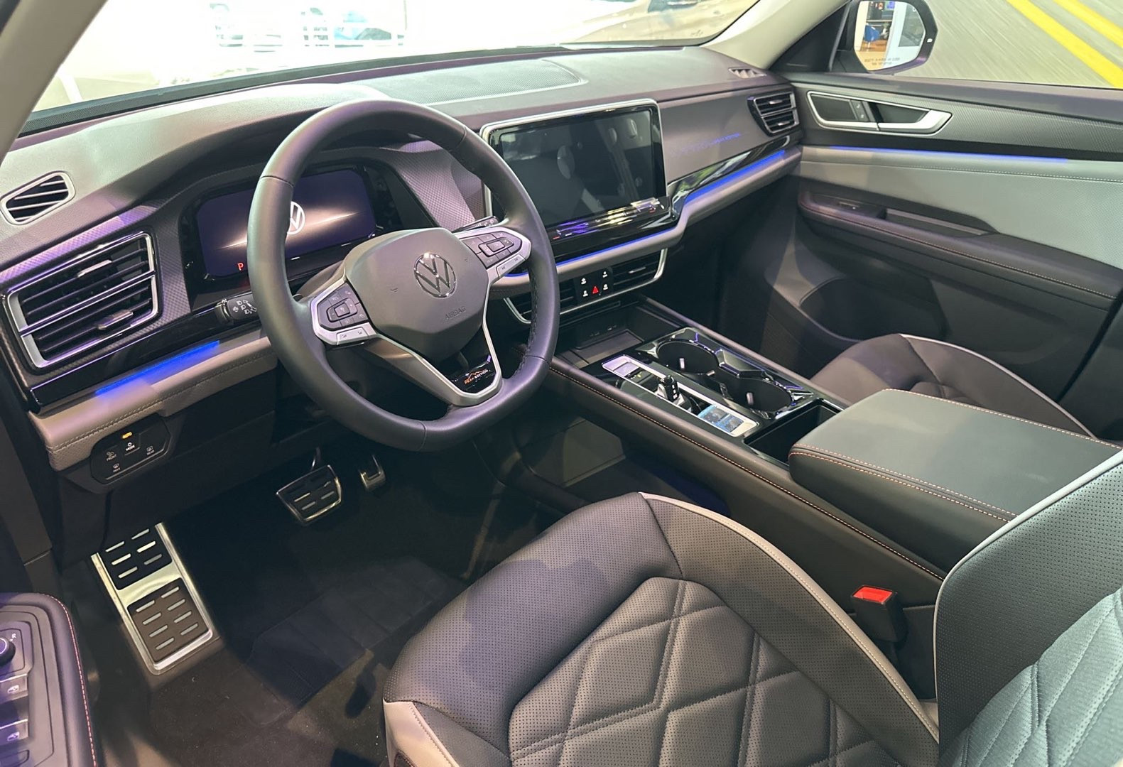 https://assets.dealerappcenter.com/dealergroups/336/vehicles/276075/1EKAMn.jpg