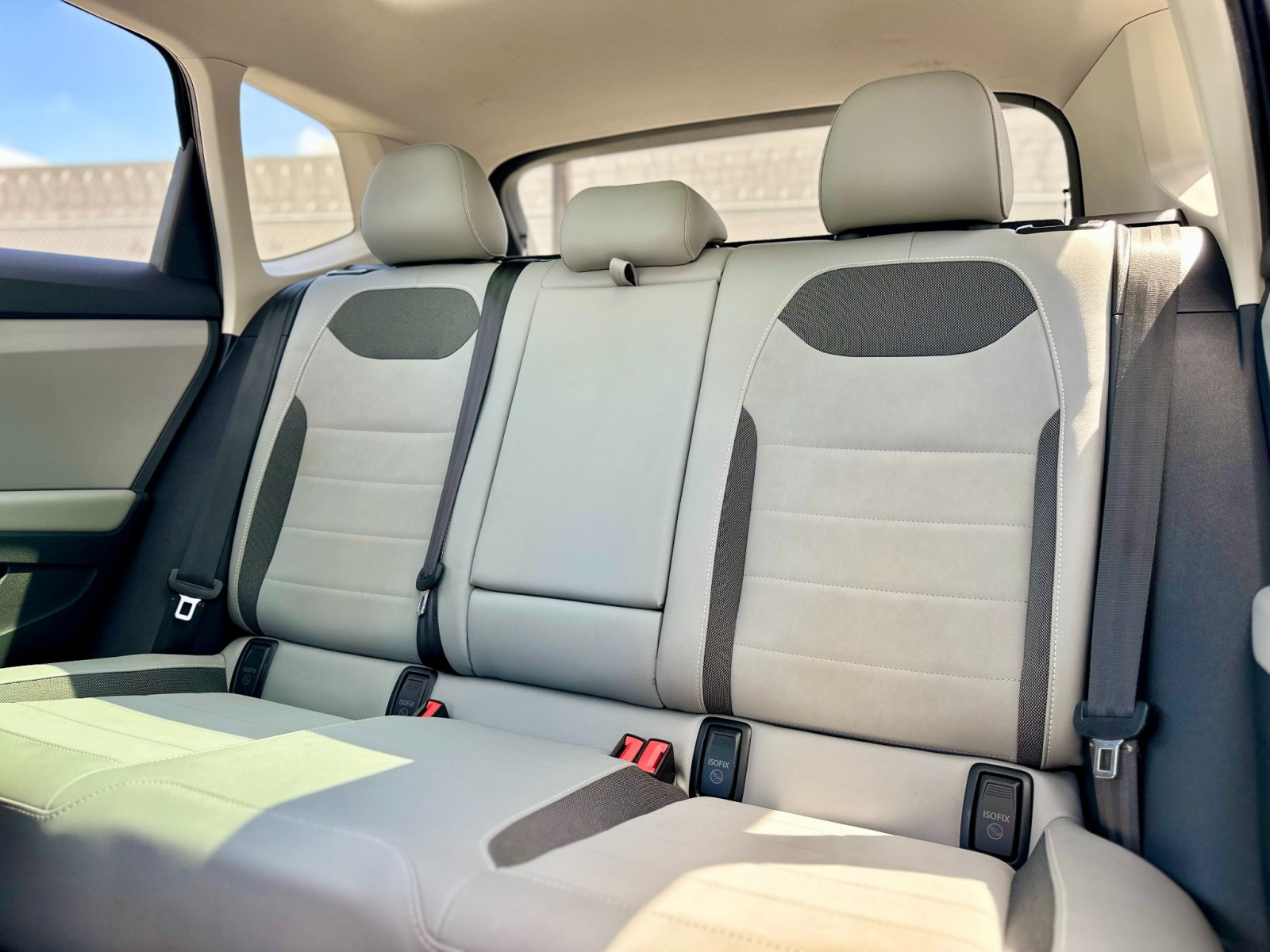https://assets.dealerappcenter.com/dealergroups/336/vehicles/345661/j0EM1x.jpg