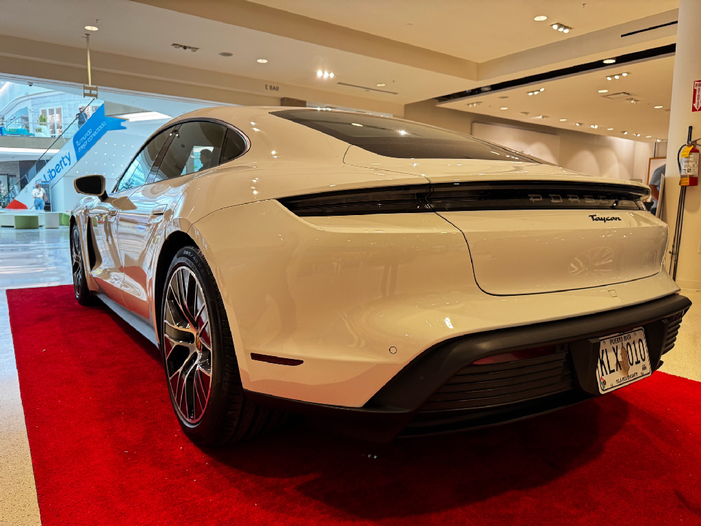 https://assets.dealerappcenter.com/dealergroups/348/vehicles/275572/0GMC2o.png