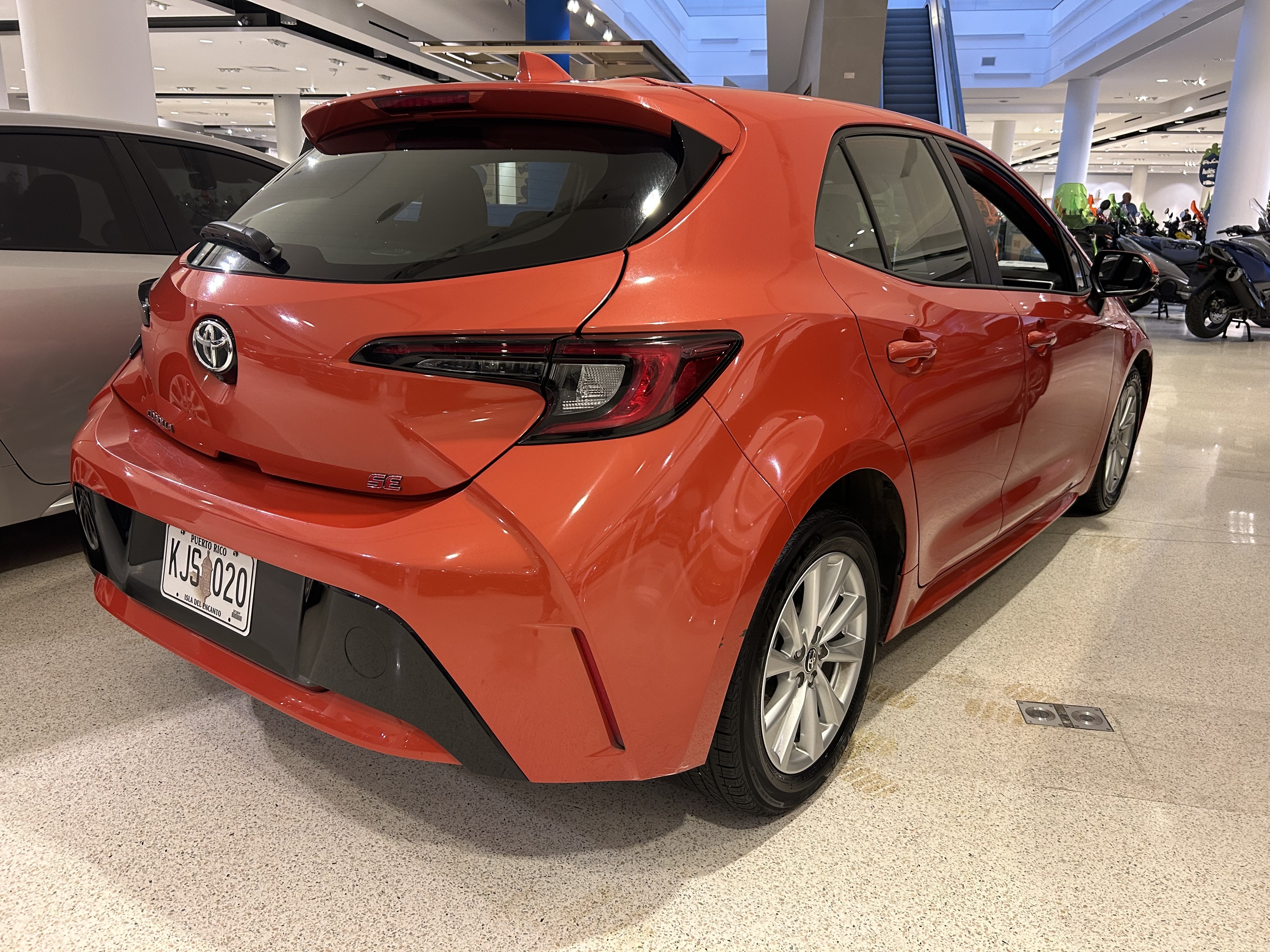 https://assets.dealerappcenter.com/dealergroups/348/vehicles/318402/UDm9bC.jpg
