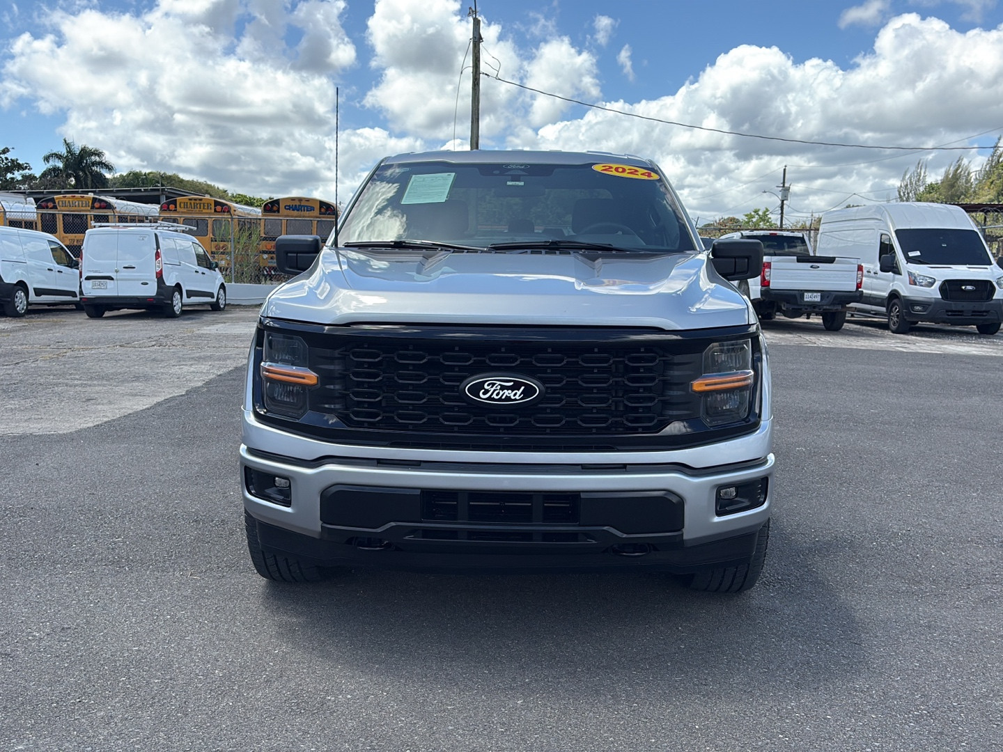 https://assets.dealerappcenter.com/dealergroups/352/vehicles/337890/UtrOtQ.jpg