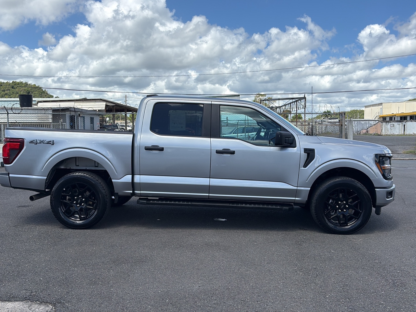 https://assets.dealerappcenter.com/dealergroups/352/vehicles/337890/hkyOpL.jpg