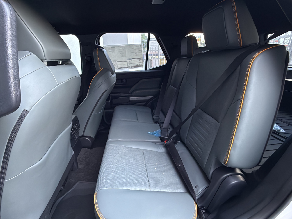 https://assets.dealerappcenter.com/dealergroups/63/vehicles/313388/Efq8zG.png