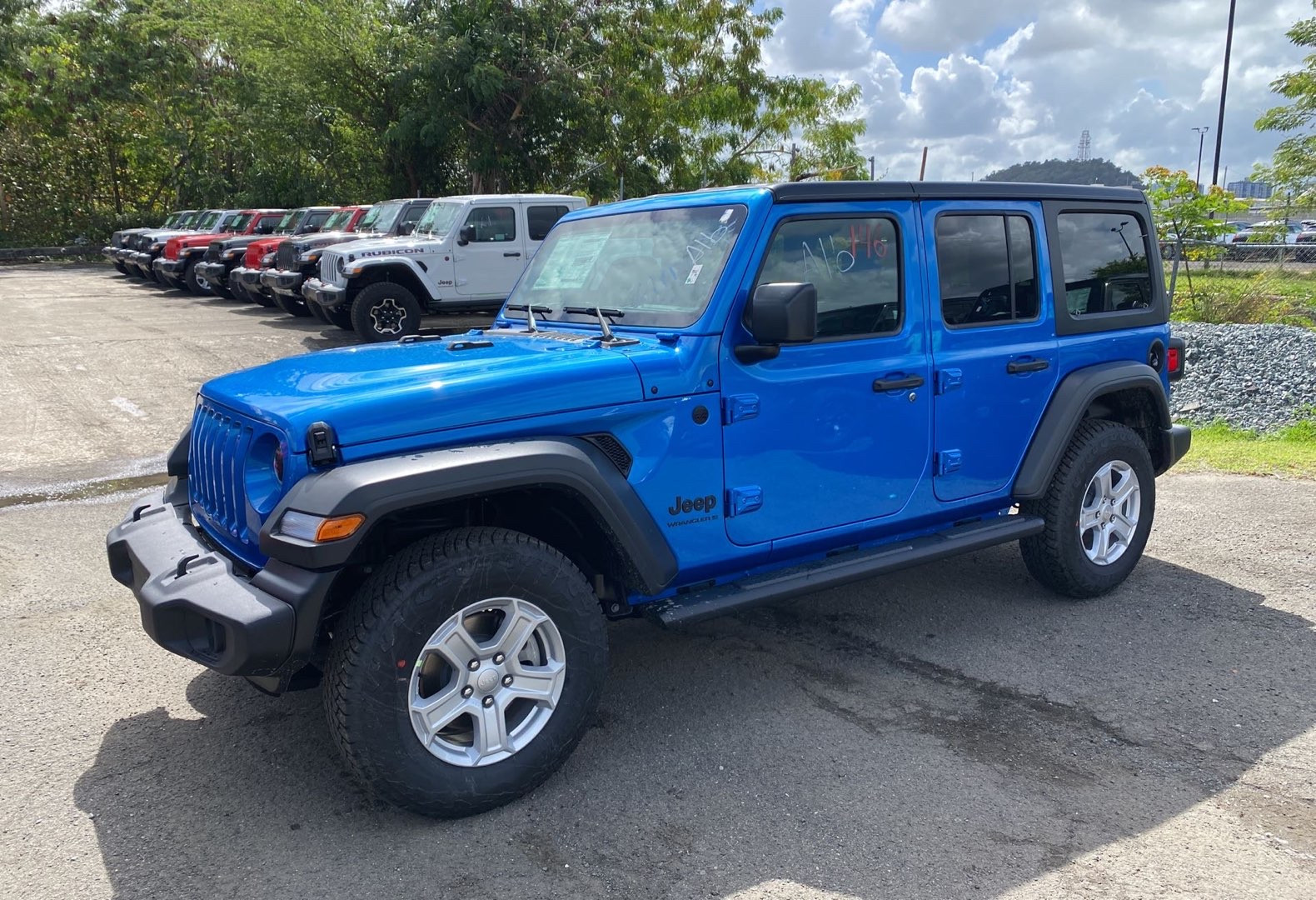 2023 Jeep Wrangler 4-Door Sport S's photo