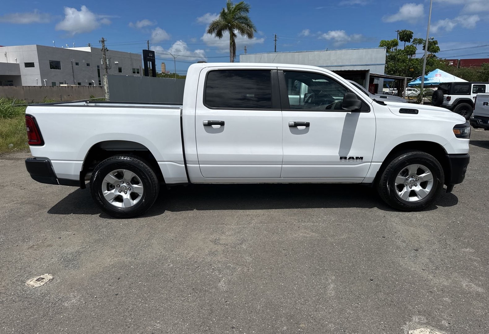 https://assets.dealerappcenter.com/dealergroups/66/vehicles/266928/aBo8Bm.jpg