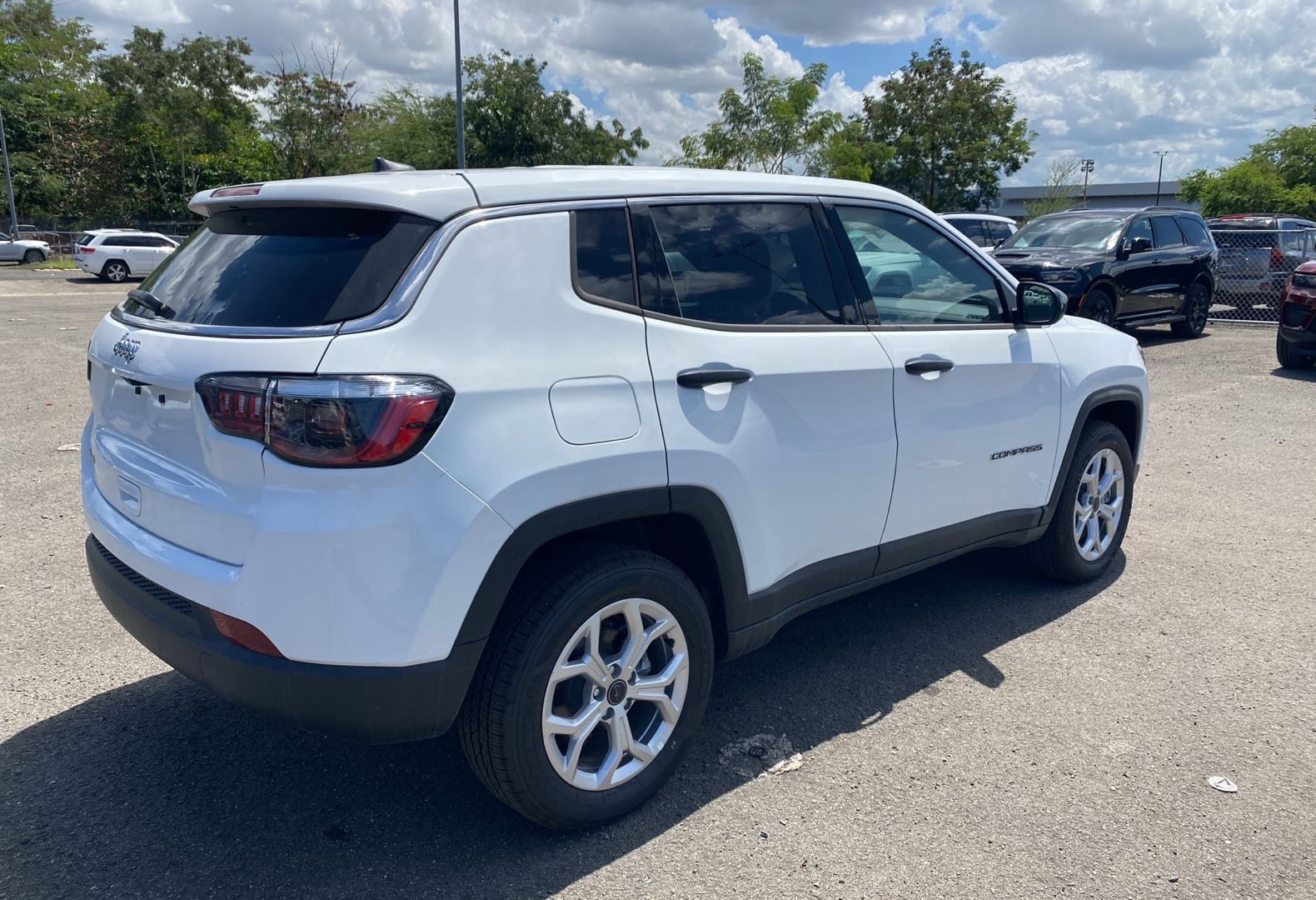 https://assets.dealerappcenter.com/dealergroups/66/vehicles/276333/iUIAwY.jpg
