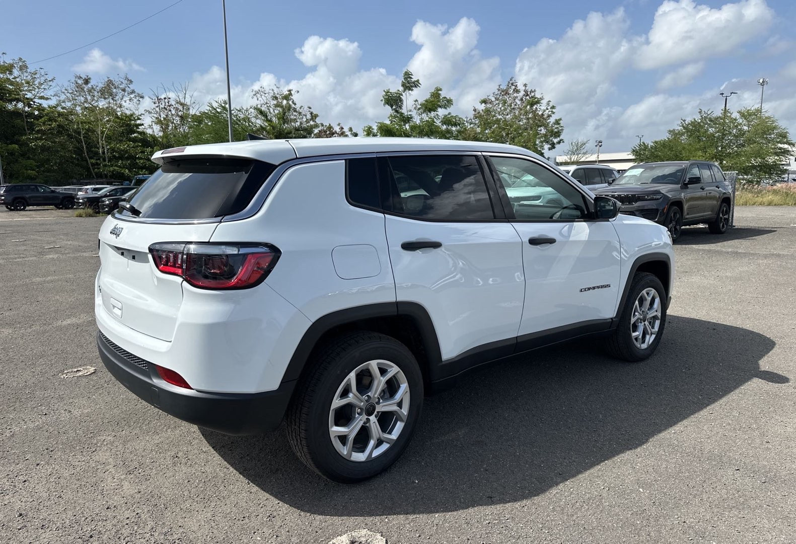 https://assets.dealerappcenter.com/dealergroups/66/vehicles/276335/g9dTEo.jpg