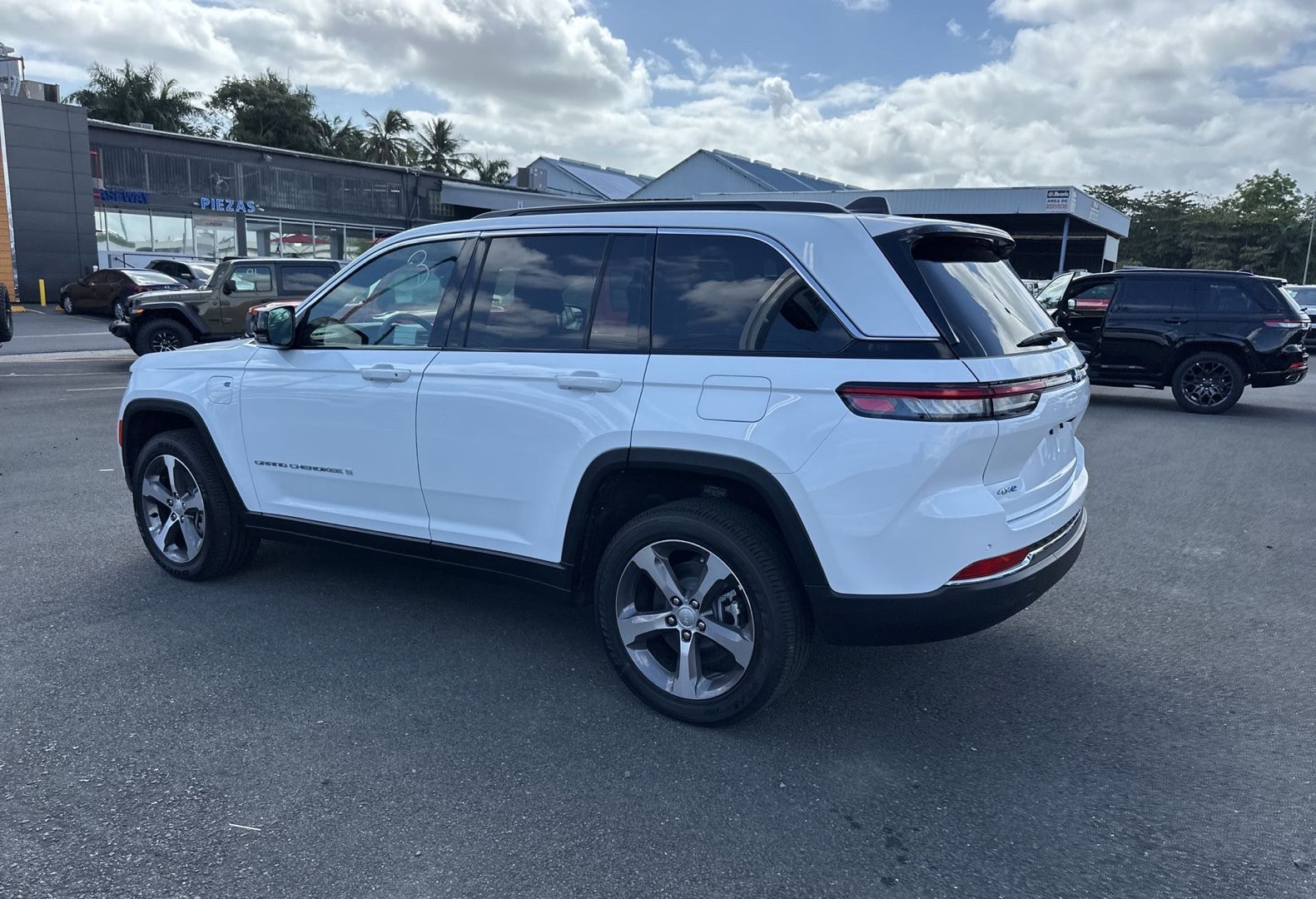 https://assets.dealerappcenter.com/dealergroups/66/vehicles/280287/adIDXM.jpg