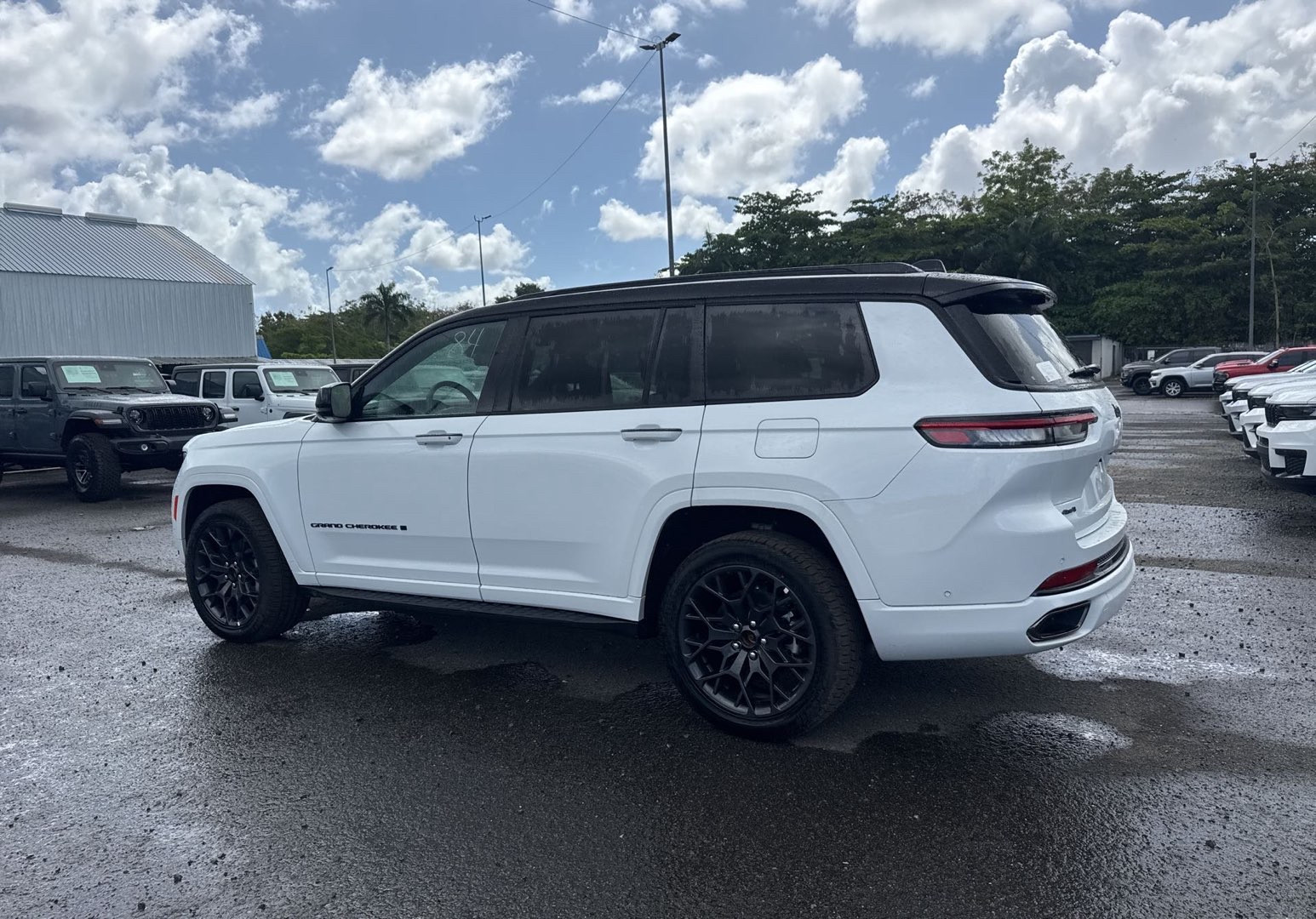 https://assets.dealerappcenter.com/dealergroups/66/vehicles/282616/y70cqy.jpg