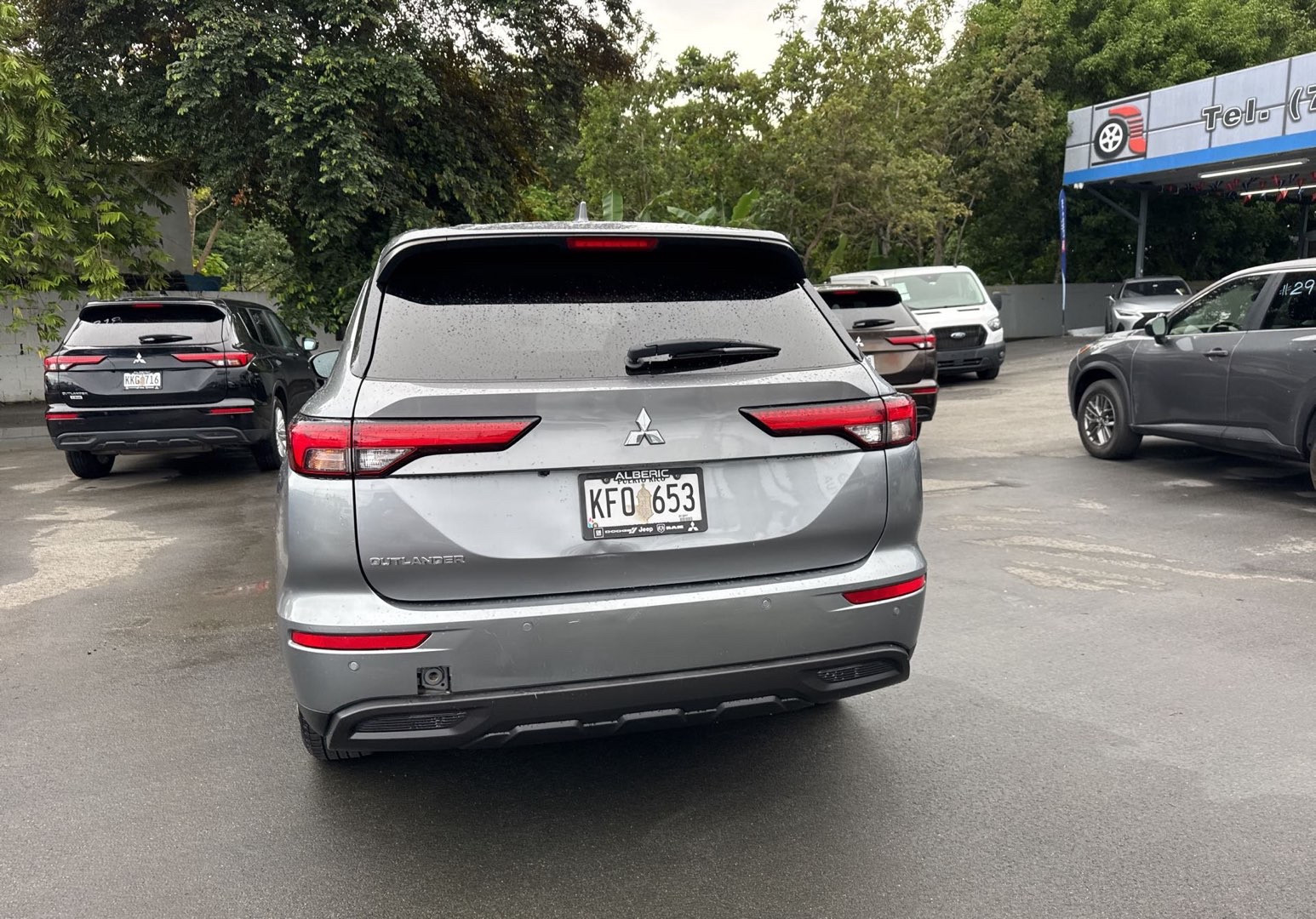 2024 Mitsubishi Outlander ES photo 2