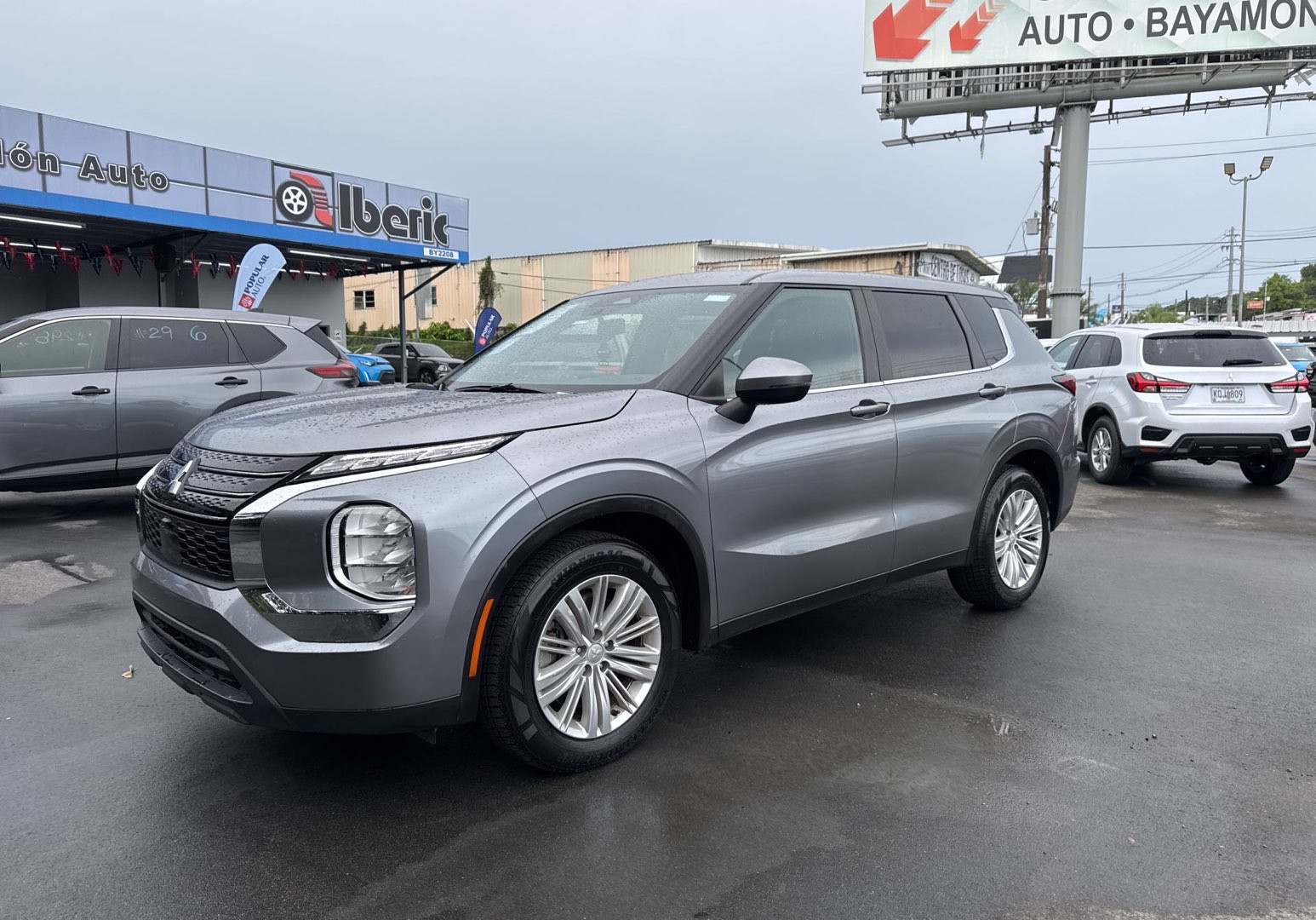 2024 Mitsubishi Outlander ES's photo