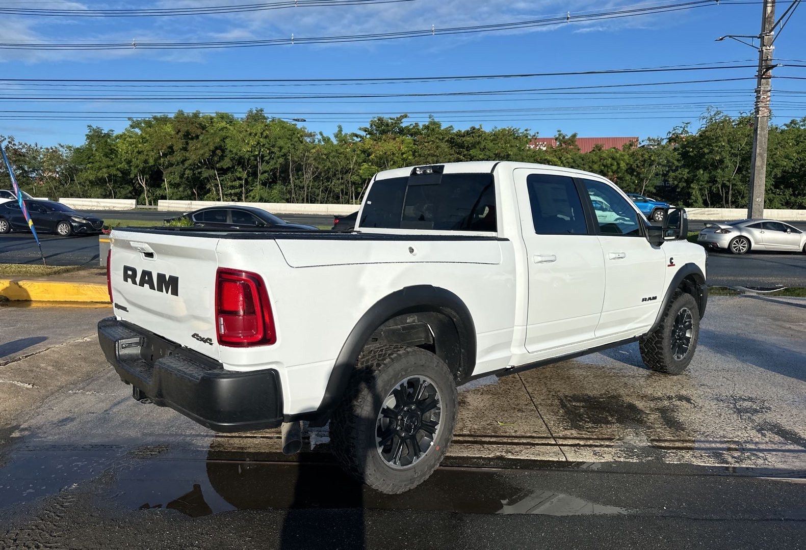 https://assets.dealerappcenter.com/dealergroups/66/vehicles/316827/bAgF2C.jpg