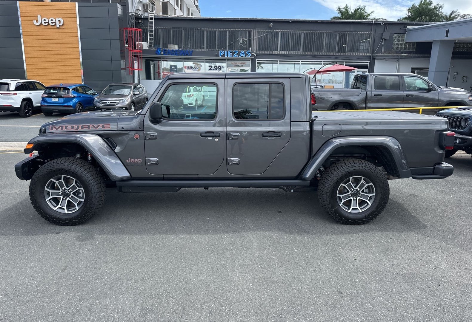 https://assets.dealerappcenter.com/dealergroups/66/vehicles/328218/LA68VU.jpg