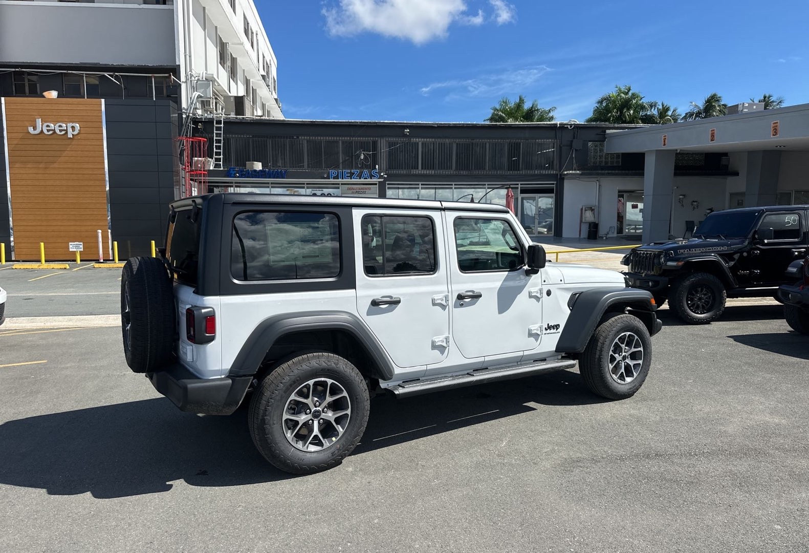 https://assets.dealerappcenter.com/dealergroups/66/vehicles/328223/A7lk15.jpg
