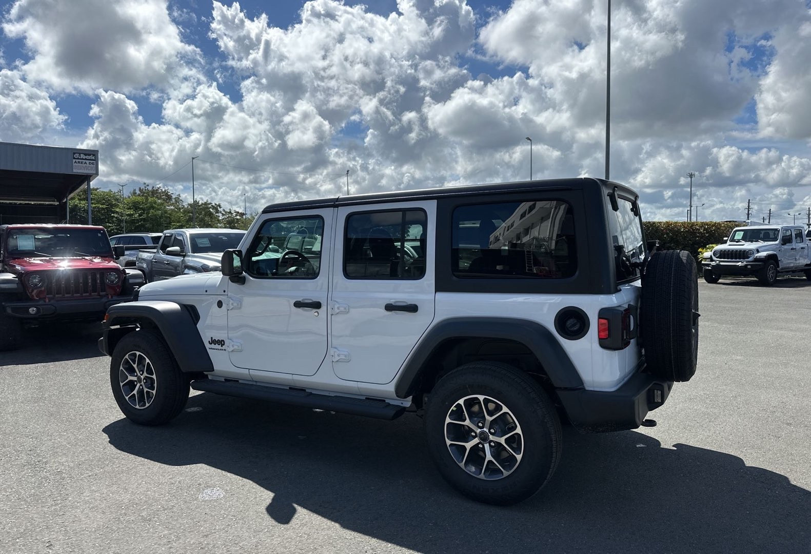https://assets.dealerappcenter.com/dealergroups/66/vehicles/328223/S8VHYk.jpg