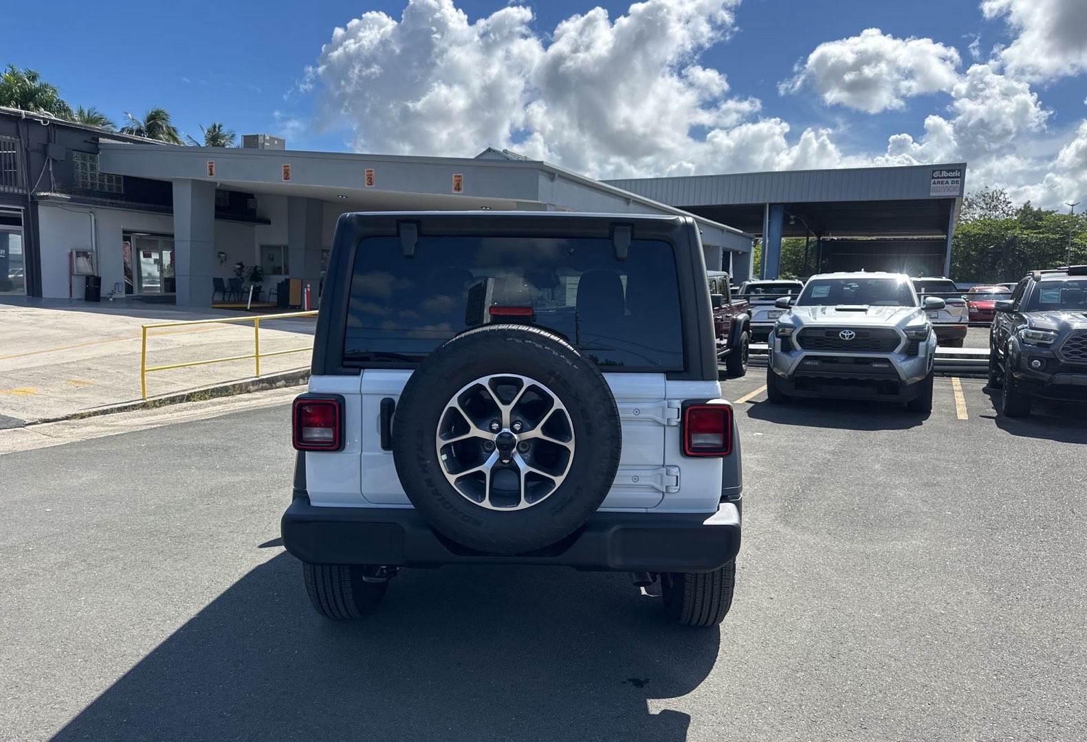 https://assets.dealerappcenter.com/dealergroups/66/vehicles/328223/dAsLT5.jpg
