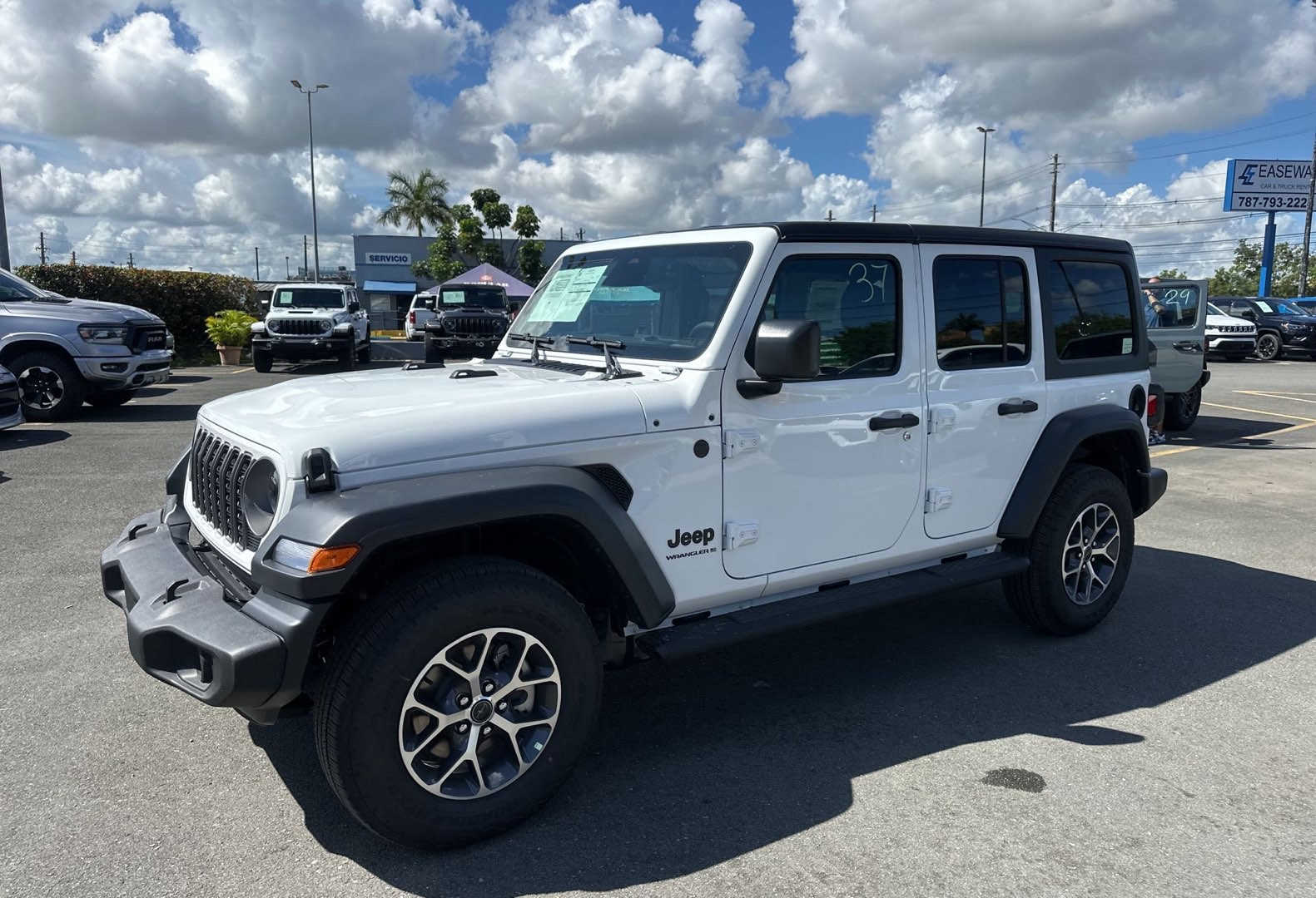 https://assets.dealerappcenter.com/dealergroups/66/vehicles/328223/rj7hpI.jpg
