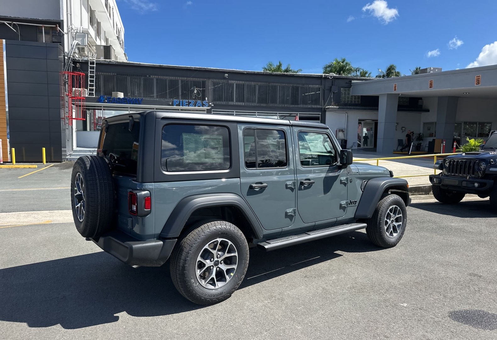 https://assets.dealerappcenter.com/dealergroups/66/vehicles/328227/ApOHFa.jpg
