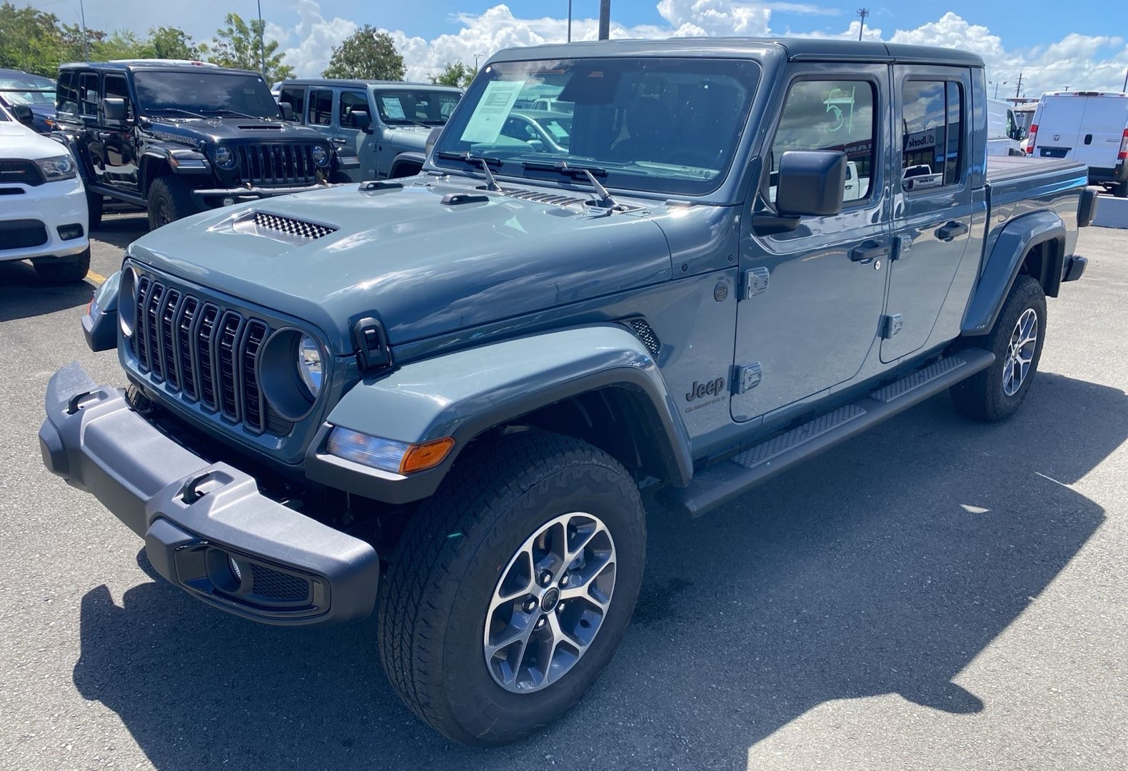 2026 Jeep Gladiator Sport S Auto's photo