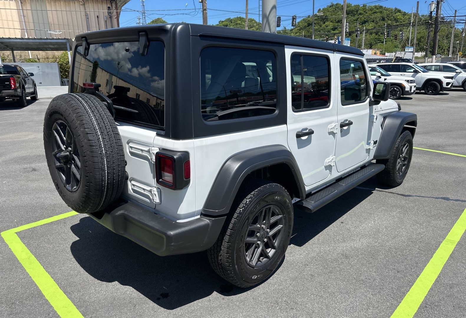 https://assets.dealerappcenter.com/dealergroups/66/vehicles/337860/szROXb.jpg