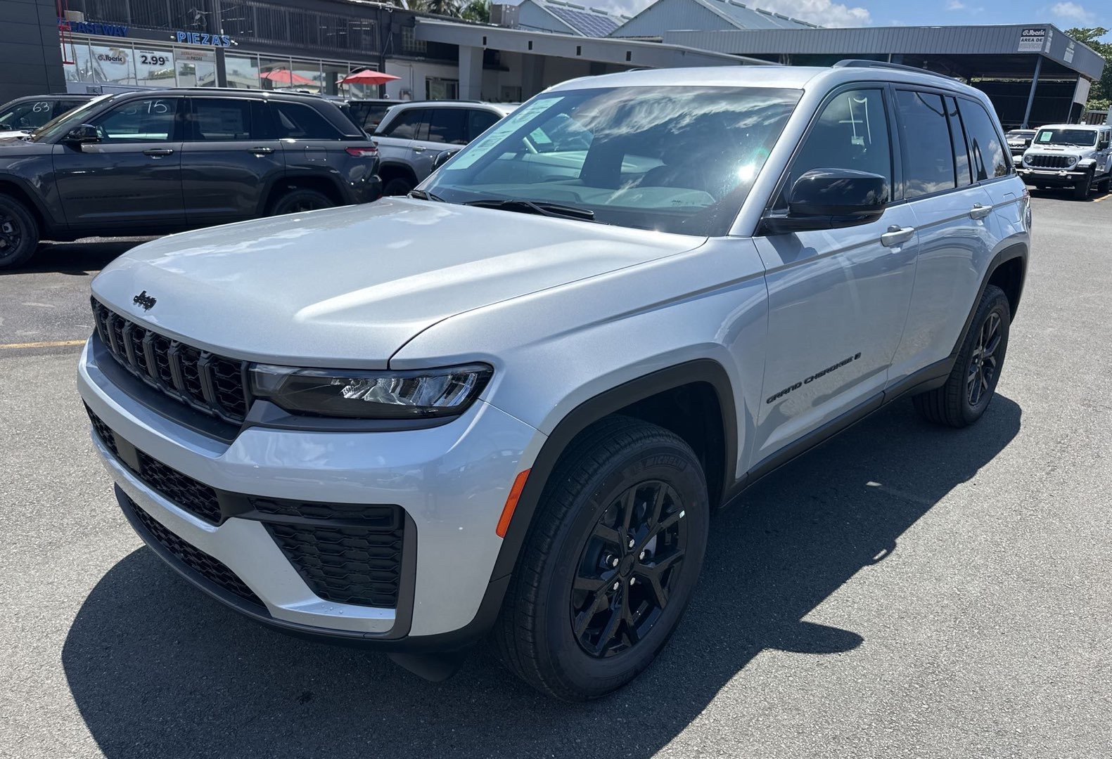 2026 Jeep Grand Cherokee Laredo Altitude's photo