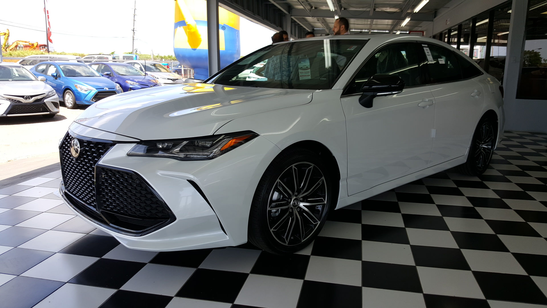 2019 Toyota Avalon Limited's photo